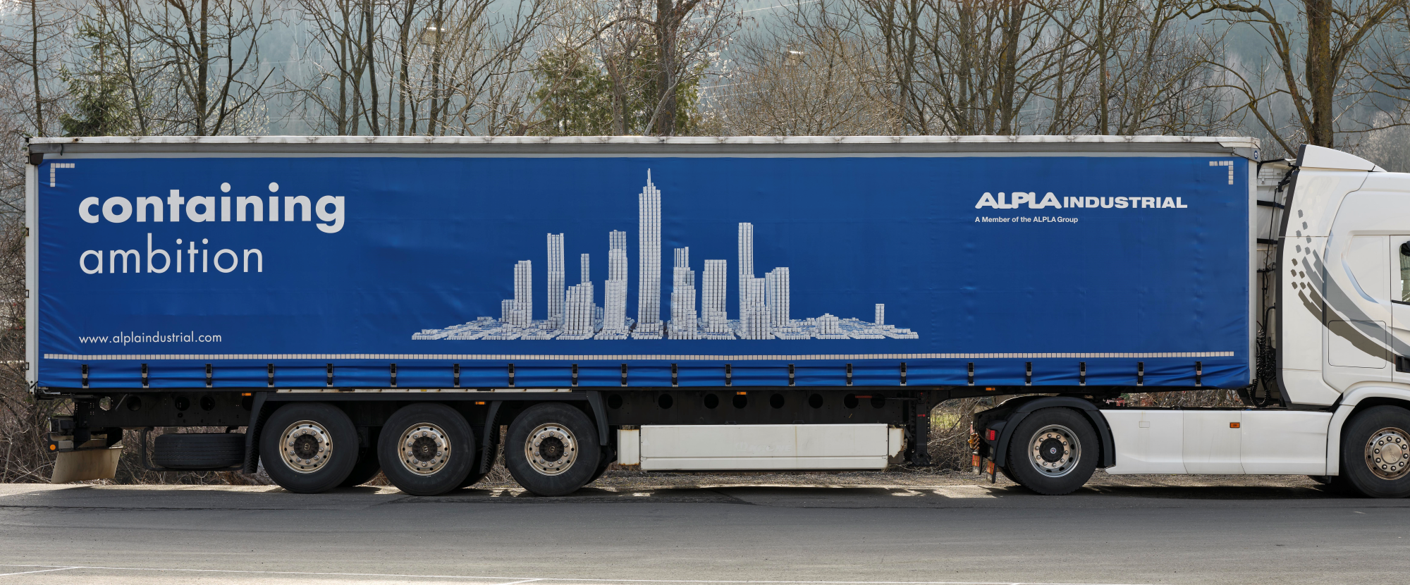 Sattelzug vor dem ALPLAindustrial Werk in A-Kammern i.L.